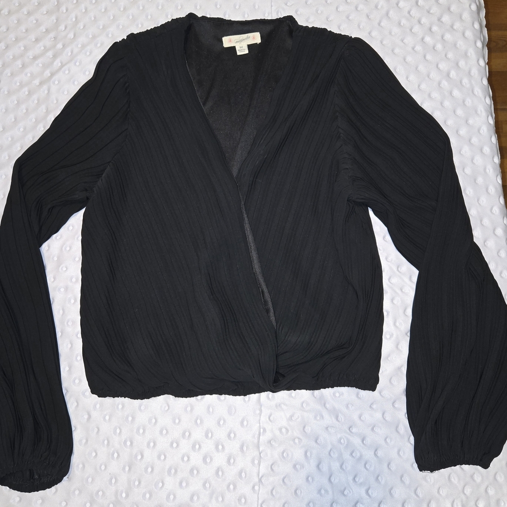 Magnolia Blouse Womens Medium Black Pleated Surplice V Neck Long Sleeve Cropped